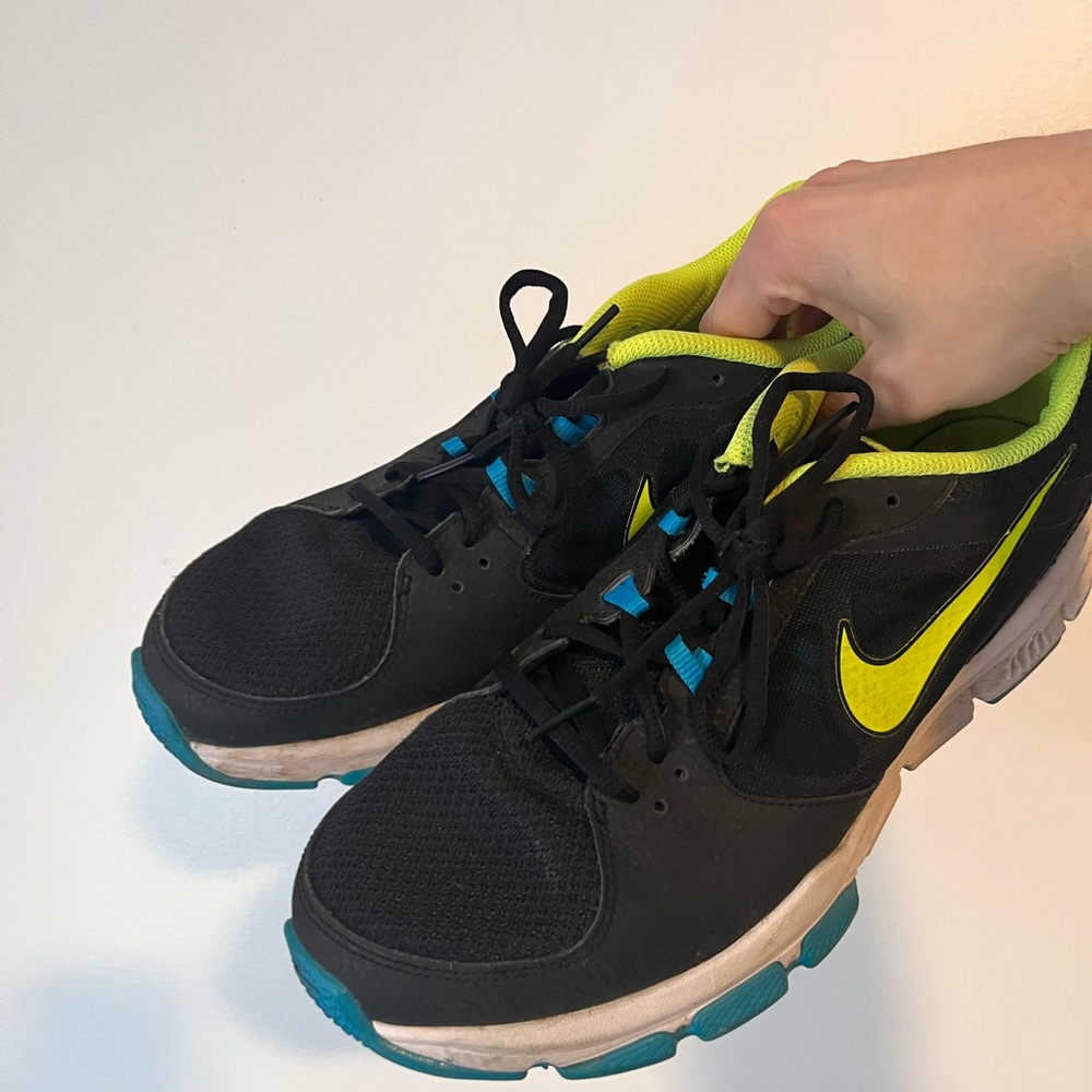 COMFORTABLE NIKE EVERYDAY SHOE SIZE: 11